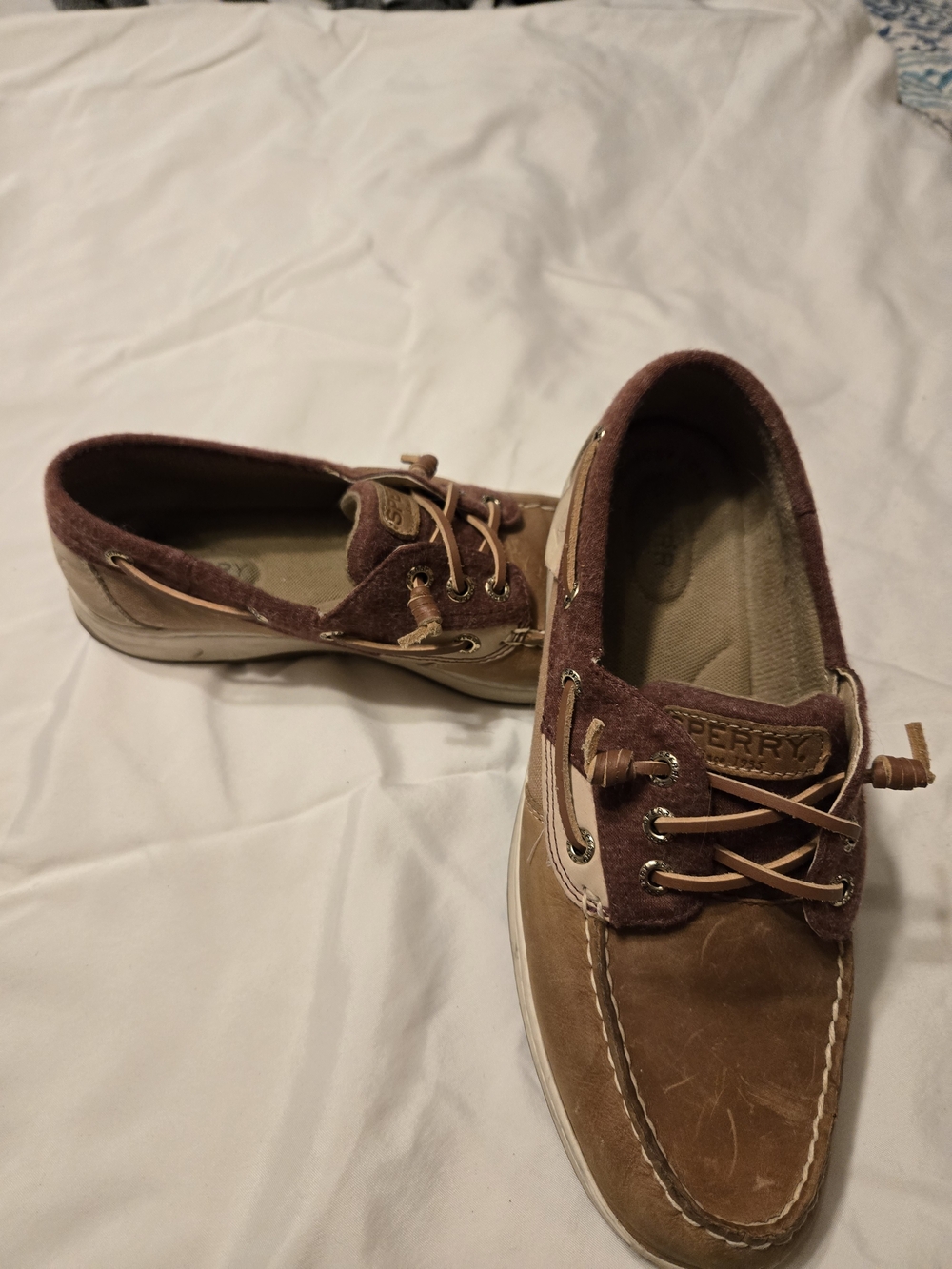 Sperry Womens 8.5 Tan Leather Boat Shoes with Burgundy Suede Trim